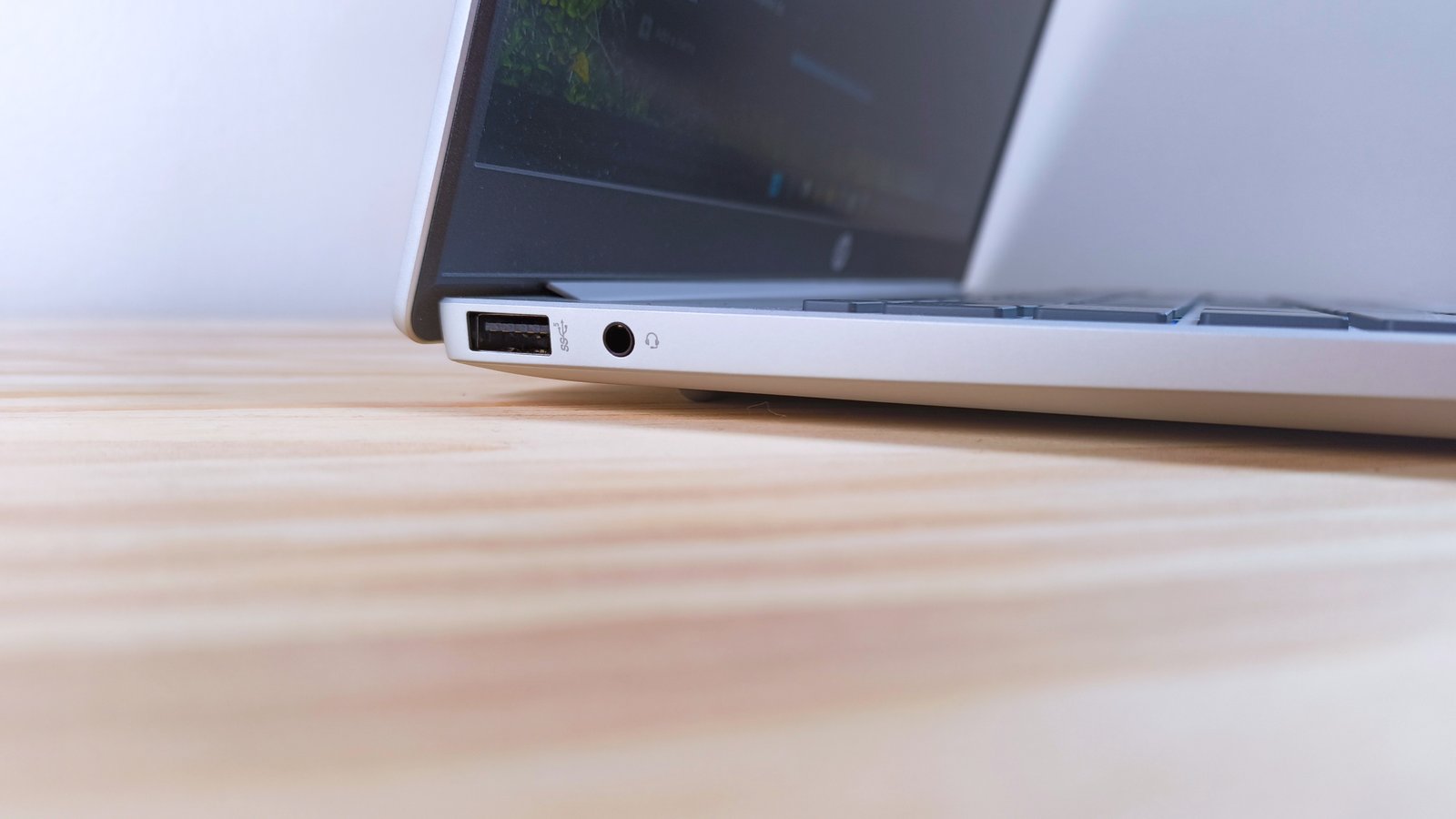 Close up of the ports on the left side of the HP Omnibook 5 Laptop AI