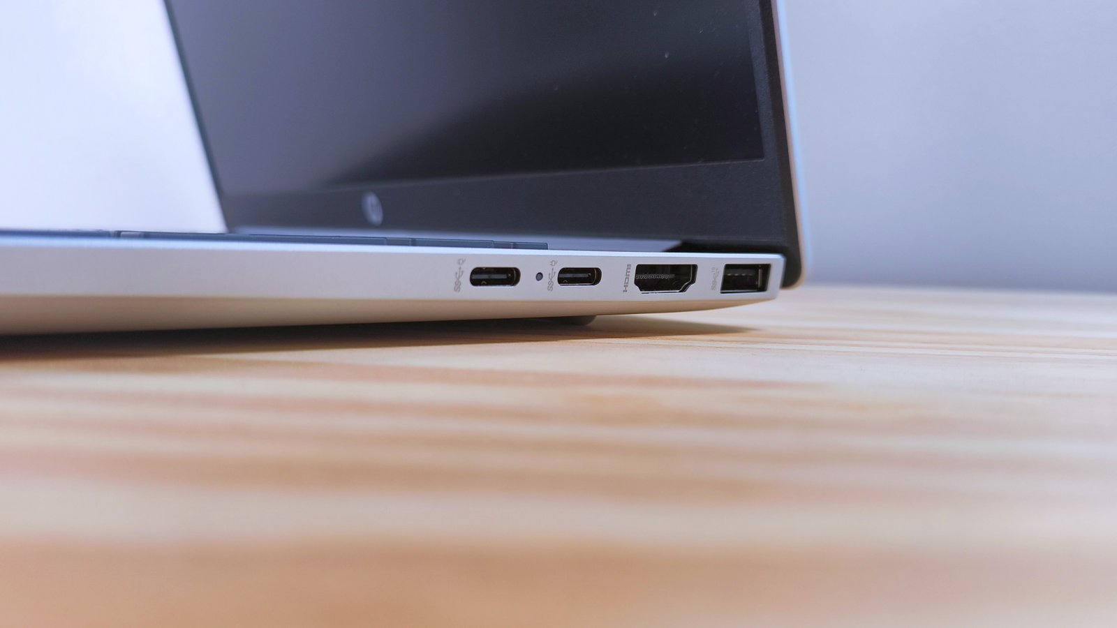 Close up of the ports on the right side of the HP Omnibook 5 Laptop AI